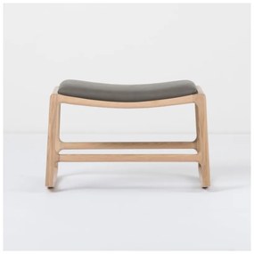 Podnožka s konštrukciou z masívneho dubového dreva so sivým koženým detailom Gazzda Dedo