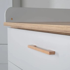 Svetlosivá nízka detská komoda v dekore duba s prebaľovacím pultom 117x104 cm Caro – Roba