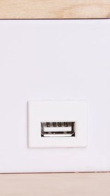 Drevená nástenná lampa + biela s poličkou LED 4000k - POSLEDNÝ KUS