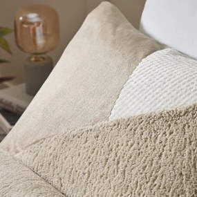 Béžové obliečky na dvojlôžko z mikroplyšu 200x200 cm Larsson Geo – Catherine Lansfield