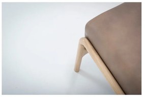 Svetlohnedá podnožka z byvolej kože s konštrukciou z masívneho dubového dreva Gazzda Fawn