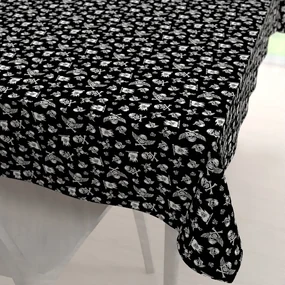 Biante Detský bavlnený obdĺžnikový obrus Sandra SA-104 Biele pirátske lebky na čiernom 50x100 cm