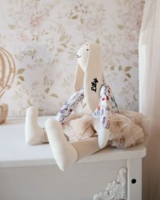 Plyšový zajačik kvety v béžovej sukni s menom dieťaťa