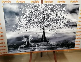 Obraz volavky pod magickým stromom v čiernobielom prevedení