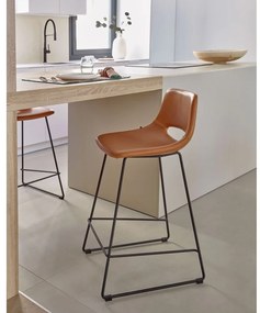 Koňakovohnedá barová stolička z imitácie kože (výška sedadla 65 cm) Zahara – Kave Home