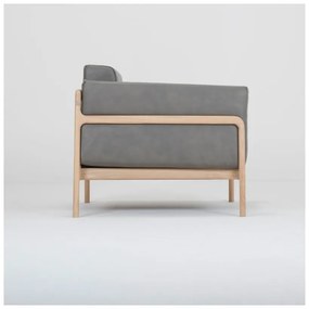 Tmavosivé kreslo z byvolej kože s konštrukciou z masívneho dubového dreva Gazzda Fawn