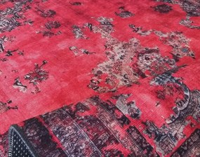 Orientálny koberec v malinovej farbe