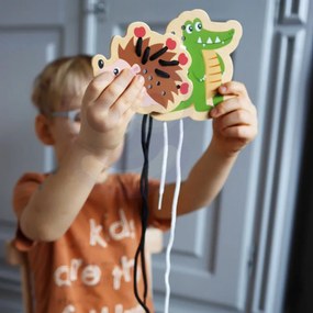 Navliekanie drevených zvieratiek na šnúrky – 10 ks