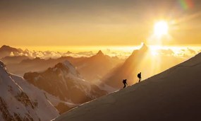 Fotografia Climbers on a snowy ridge at sunrise, Buena Vista Images, (40 x 24.6 cm)