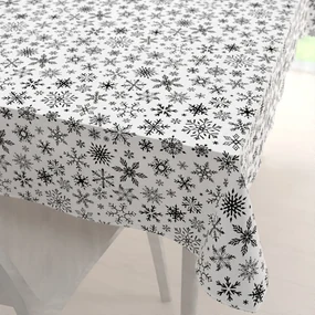 Biante Vianočný bavlnený obdĺžnikový obrus Sandra SA-403 Čierne vločky na bielom 140x220 cm
