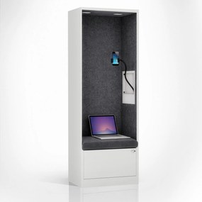 Kancelárska akustická kabína so sedadlom a portom USB-C, telo v biely / sedák tmavosivá v zelenej farbe, 600 mm: SALLY MentalBox
