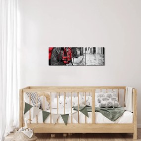 Obraz červeného kolesa na dláždenej ulici (s hodinami) (90x30 cm)