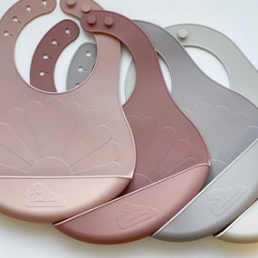 Cam Cam ApS Silikónový podbradník s vreckom Flower Rose Mix – set 2 ks
