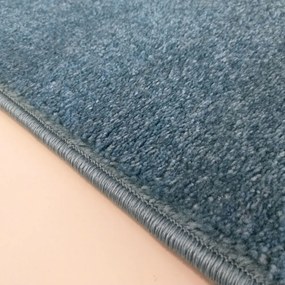 Jednofarebný koberec modrej farby