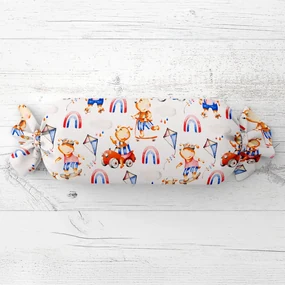Biante Detský vankúš valec bonbon Sandra SA-521 Modro-červení psíkovia s autami na bielom 15x40 cm