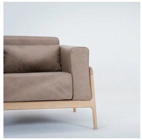 Svetlohnedé kreslo z byvolej kože konštrukciou z masívneho dubového dreva Gazzda Fawn