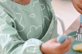 Podbradník 2v1 s odnímateľnými rukávmi Sage Green