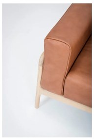 Koňakovohnedé kreslo z byvolej kože s konštrukciou z masívneho dubového dreva Gazzda Fawn