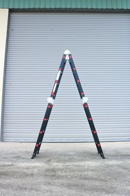Noela Multifunkčný hliníkový rebrík 4x4 473 cm NVLG-44 BLACK PREMIUM + kolieska, podlážka a polica