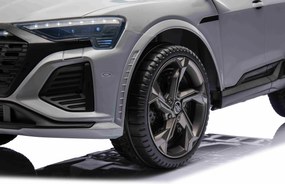 Ramiz Audi SQ8 vozidlo Sivá