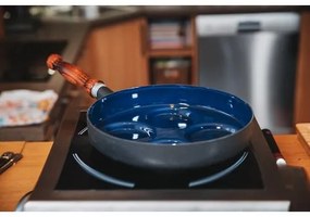 Sfinx Smaltovaný lievanečník s dreveným držadlom BSE, 24 cm