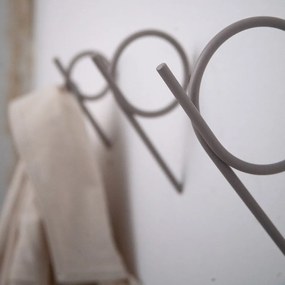 Svetlohnedý nástenný oceľový háčik Tuba – Spinder Design