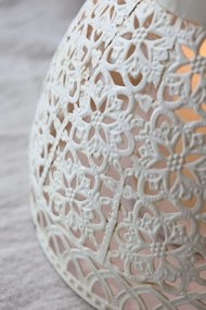 Krémová antik kovová lampáš s krajkovým vzorom Chic Antique – Ø18*16 cm