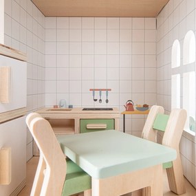 Drevený dom pre bábiky s nábytkom