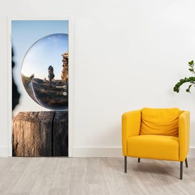 Fototapeta na dvere - Lupa a krajina (95x205cm)