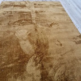 Huňatý zlatý koberec Plush Deluxe – vysoký vlas 30 mm Rozmer: 70x130 cm