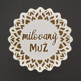 AMADEA Drevený podtácok okrúhly text "milovaný muž", priemer 10,5 cm, český výrobok