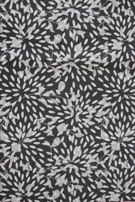 Čierno biely baliaci papier s kvetinovým vzorom