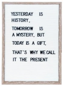 Nástenka s plastovými písmenami