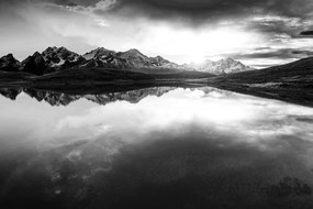 Samolepiaca fototapeta čiernobiely odraz západu slnka v horskom jazere