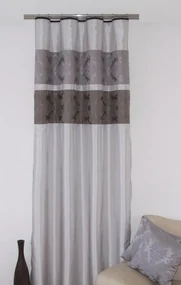 Strieborný záves k prehozu so sivým vzorom Šírka: 140 cm | Dĺžka: 250 cm (v sade 1 kus)