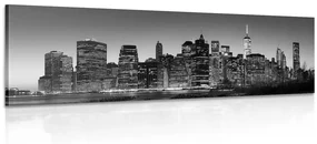 Obraz centrum New Yorku v čiernobielom prevedení