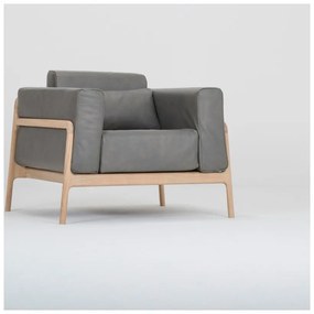 Tmavosivé kreslo z byvolej kože s konštrukciou z masívneho dubového dreva Gazzda Fawn