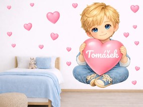 Blond chlapček so srdiečkom a menom textilní prelepiteľná nálepka na stenu hárok 31 x 46 cm