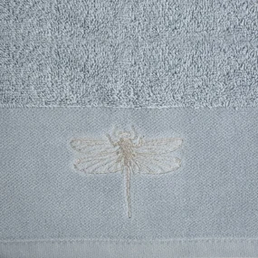 Osuška v modro-sivej farbe s výšivkou vážky prešívanou striebornou niťou Šírka: 50 cm | Dĺžka: 90 cm
