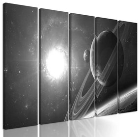 5-dielny obraz planéty v tajuplnom vesmíre v čiernobielom prevedení