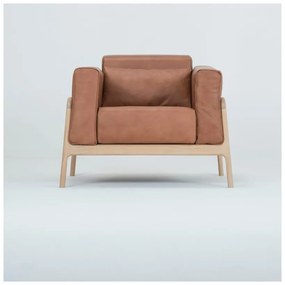 Koňakovohnedé kreslo z byvolej kože s konštrukciou z masívneho dubového dreva Gazzda Fawn
