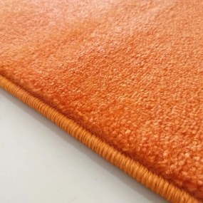 Jednofarebný koberec oranžovej farby