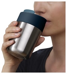 Cestovný hrnček v tmavomodro-lesklo striebornej farbe 340 ml Sipp – Joseph Joseph