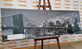 Obraz očarujúci most v Brooklyne v čiernobielom prevedení