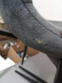 AKCE Tmavo sivá zamatová stolička ASTI s čiernymi nohami II. akosť