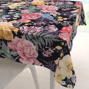 Biante Zamatový štvorcový obrus Tamara TMR-019 Záhradné kvety na čiernom 130x130 cm