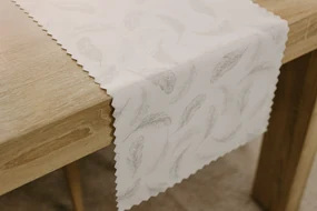 Dekorstudio Luxusný behúň na stôl Pierko - strieborný SW24 Rozmer behúňa (šírka x dĺžka): 40x220cm