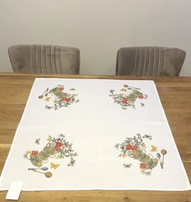 Vyšívaný obrus štvorec hnedé kvety 85x85 cm TiaHome