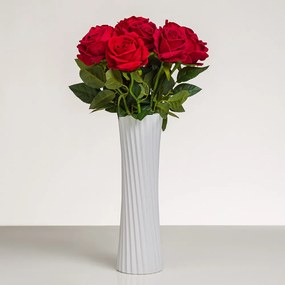 Dokonalá zamatová ruža LILI červená. Cena je uvedená za 1 kus.