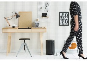 Matne čierny nášľapný oceľový odpadkový kôš 12 l NewIcon – Brabantia